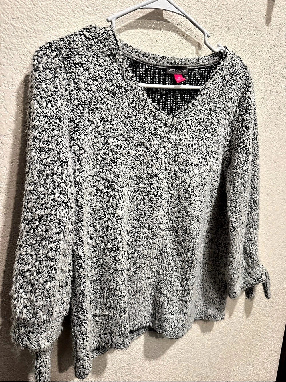 Vince Camuto V-Neck Sweater in Gray & Black Size XS